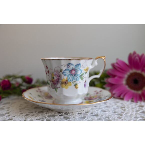 Vintage Elizabethan Fine Bone China Floral teacup and saucer made in England - Picture 1 of 6